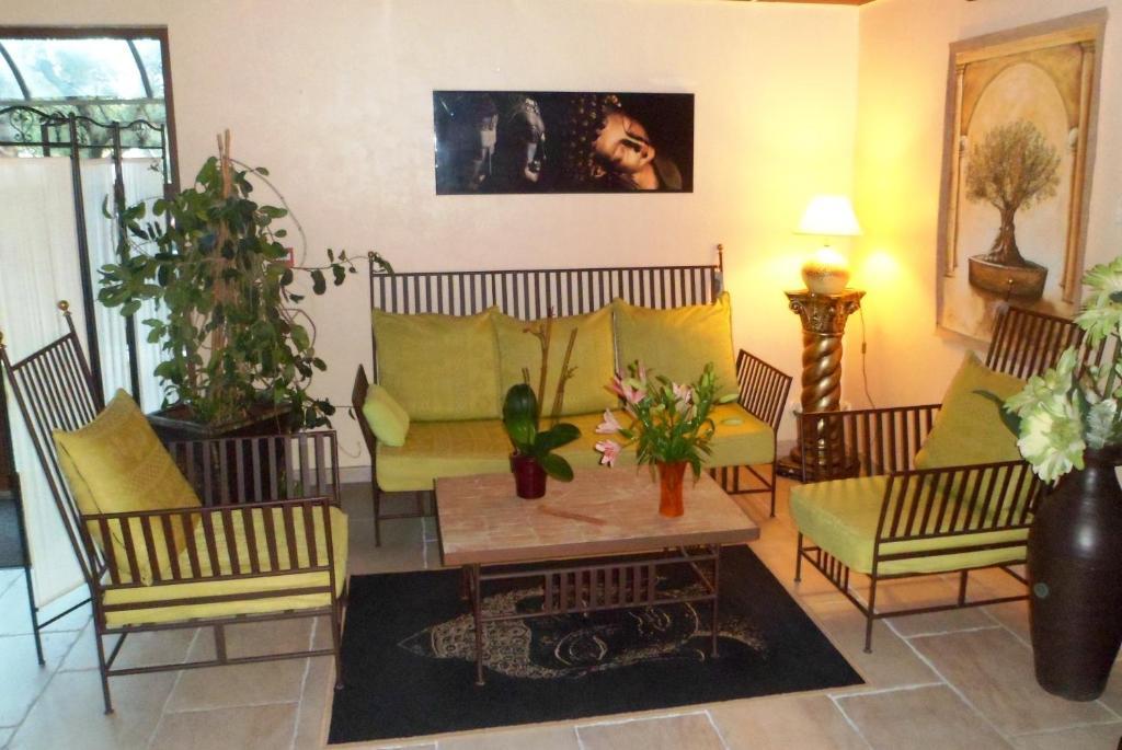 The Originals City, Hotel Le Village Provencal, Aix-En-Provence Nord Пертюи Екстериор снимка