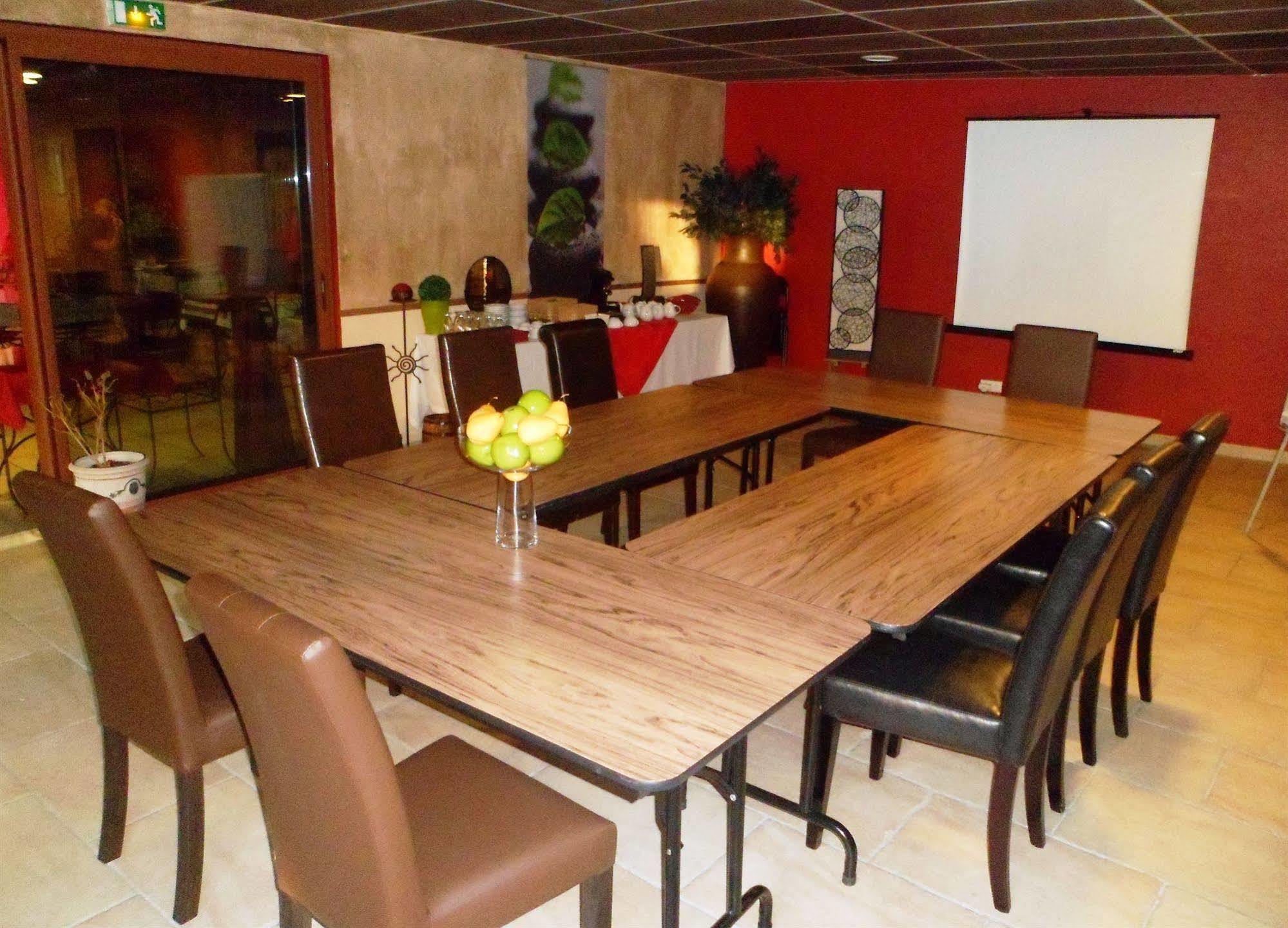 The Originals City, Hotel Le Village Provencal, Aix-En-Provence Nord Пертюи Екстериор снимка